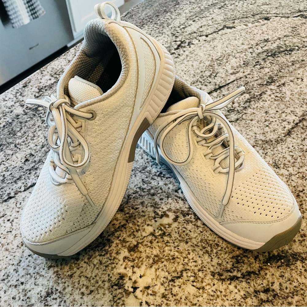 Orthofeet tennis shoes